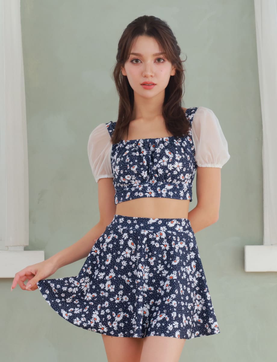 ちょっぴりレトロなマーガレット＆ドット柄と、透け感のあるシアー素材のパフスリーブがかわいい袖付きビキニ